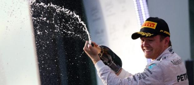 Rosberg comemora a vitória no primeiro GP do ano. Rosberg comemora a vitória no primeiro GP do ano.