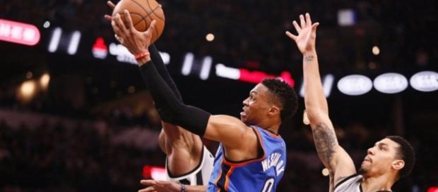 Westbrook intentando anotar frente a los Spurs Westbrook intentando anotar frente a los Spurs