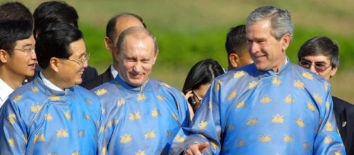 Putin y Bush con vestido Mason