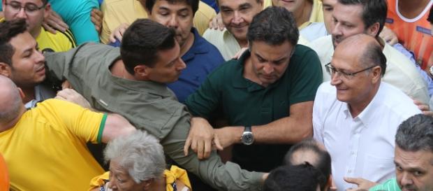 Aécio e Alckmin são hostilizados durante protesto Aécio e Alckmin são hostilizados durante protesto