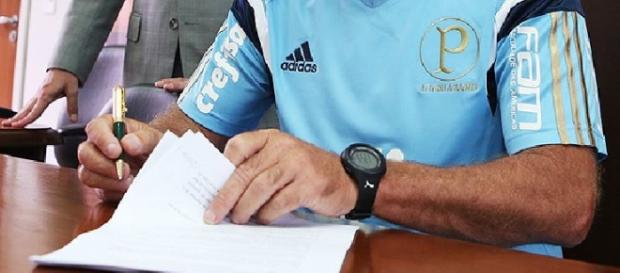 Cuca assina contrato e chega ao Palmeiras Cuca assina contrato e chega ao Palmeiras