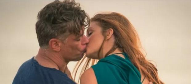 Eliza e Arthur tem primeira vez na novela Eliza e Arthur tem primeira vez na novela