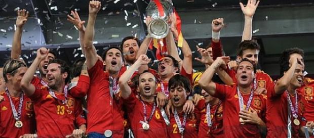 España levantando el título la pasada Eurocopa España levantando el título la pasada Eurocopa