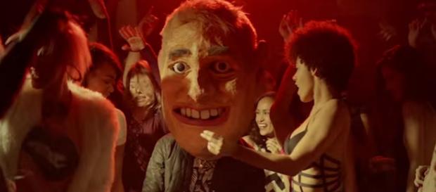 Mike Posner (28) mit Maske im Videoclip Mike Posner (28) mit Maske im Videoclip
