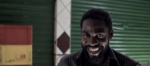 Nenê (Lázaro Ramos) ameaça o dono de um bar Nenê (Lázaro Ramos) ameaça o dono de um bar
