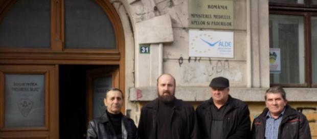 Preotul din Borlovenii Vechi şi localnicii Preotul din Borlovenii Vechi şi localnicii