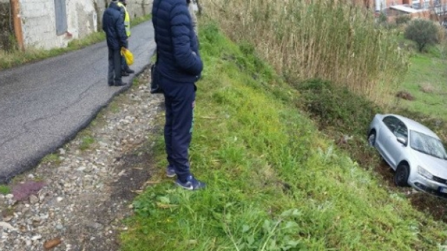 Incidente vicino l'Unical: auto in scarpata.
