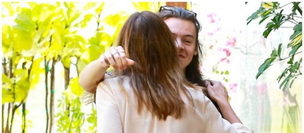Harry Styles a cumprimentar Cindy Crawford Harry Styles a cumprimentar Cindy Crawford