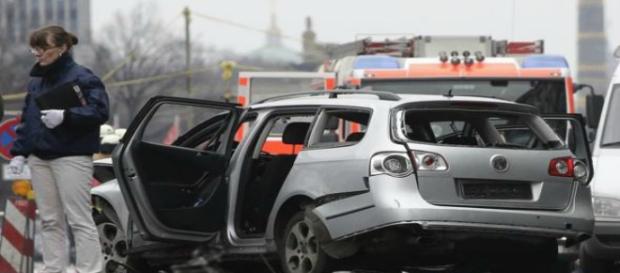 L'auto esplosa questa mattina a Berlino L'auto esplosa questa mattina a Berlino