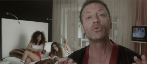 Rocco Siffredi insieme a due ragazze