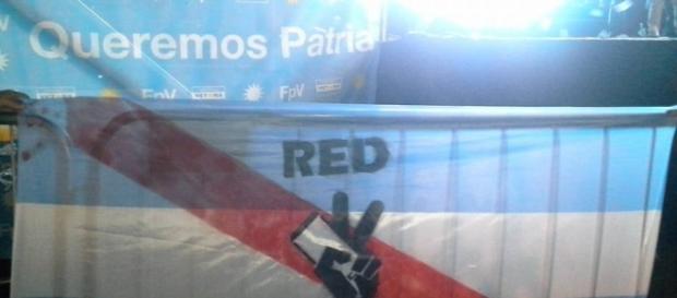 Bandera de la Red bajo el lema ´Queremos Patria' Bandera de la Red bajo el lema ´Queremos Patria'