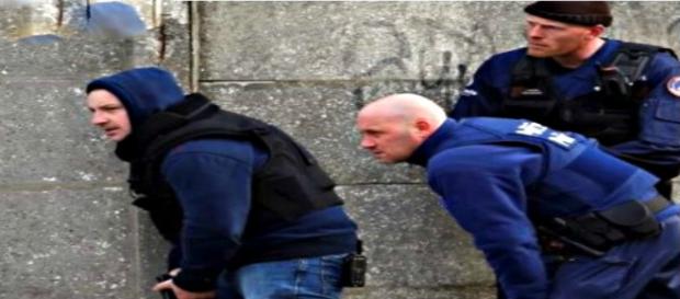 Il blitz scattato a Bruxelles dopo la sparatoria Il blitz scattato a Bruxelles dopo la sparatoria