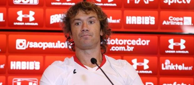Lugano é o maior ídolo atual do tricolor paulista Lugano é o maior ídolo atual do tricolor paulista