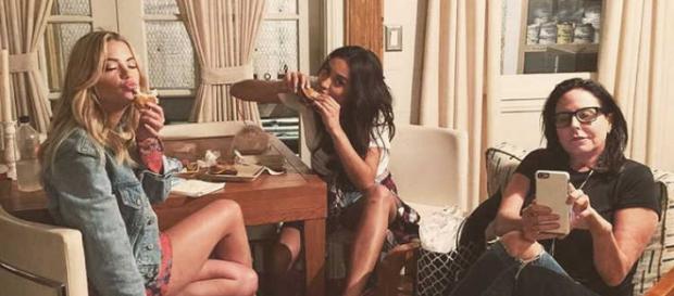 Marlene King, Shay and Ashley on PLL Marlene King, Shay and Ashley on PLL