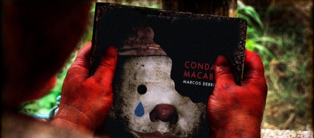 O assassino Jonas analisa o livro Condado Macabro / Divulgação O assassino Jonas analisa o livro Condado Macabro / Divulgação