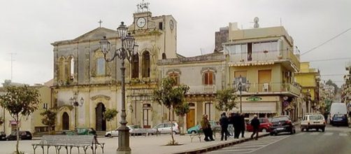 Solarino, la Chiesa Madre nella piazza centrale