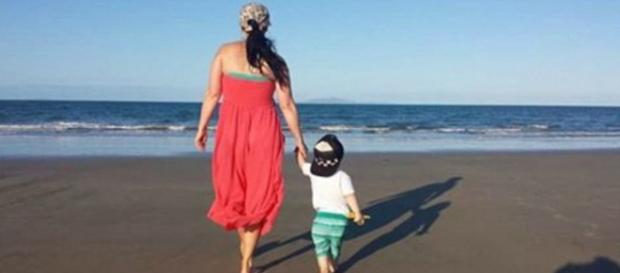 Jax brincando na praia com a mãe Jax brincando na praia com a mãe
