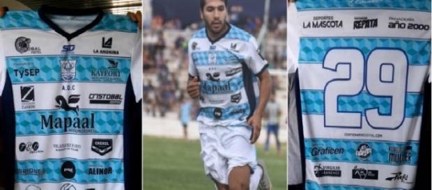 La camiseta tamizada de sponsors. La camiseta tamizada de sponsors.