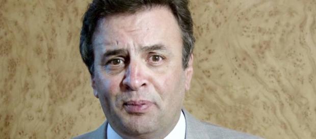 No domingo Aécio protestou contra a corrupção No domingo Aécio protestou contra a corrupção