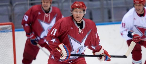 O presidente Putin joga hóckey em evento na Rússia O presidente Putin joga hóckey em evento na Rússia