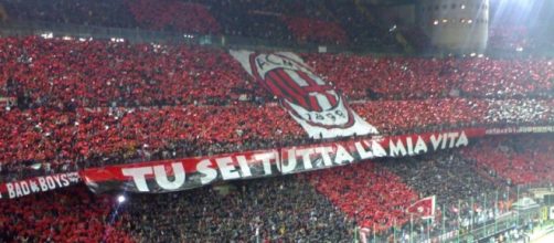 La curva del Milan in occasione di un derby