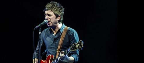 Noel Gallagher tocando en el Luna Park