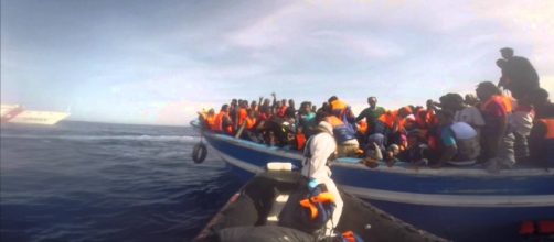 Un barcone di migranti, salvati