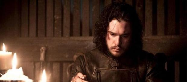 Jon Nieve lee las cartas de los señores norteños Jon Nieve lee las cartas de los señores norteños