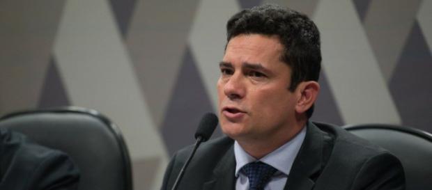 Moro está na mira do governo Dilma Moro está na mira do governo Dilma