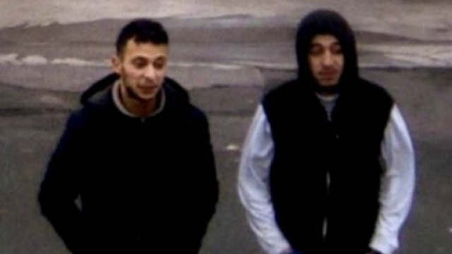 A destra, il terrorista Salah Abdeslam.