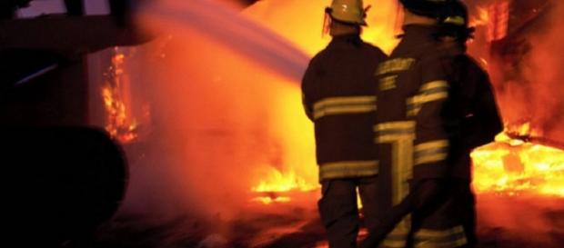 O mamă și cei doi copii ai ei au murit în incediu O mamă și cei doi copii ai ei au murit în incediu