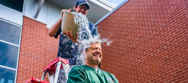 Retos en redes sociales. Ice Bucket Challenge Retos en redes sociales. Ice Bucket Challenge