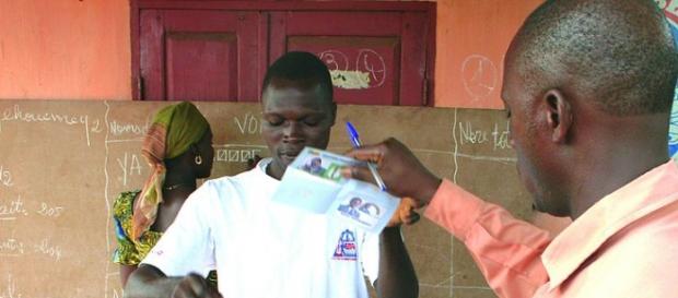 Ciudadano votando en Porto-Novo, capital del país. Ciudadano votando en Porto-Novo, capital del país.