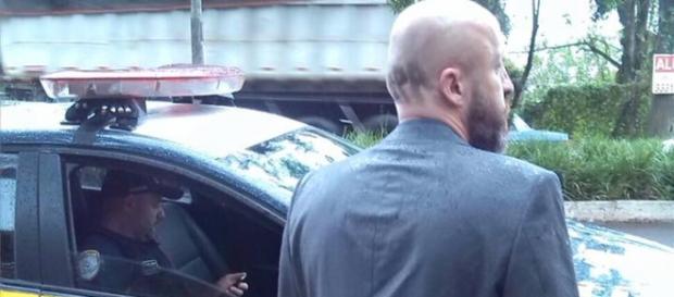 De costas parece o ator britânico Jason Statham De costas parece o ator britânico Jason Statham