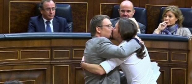 Domènech e Iglesias besándose en pleno debate Domènech e Iglesias besándose en pleno debate