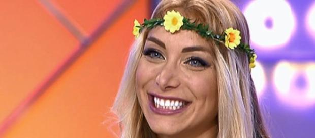 Final del trono de Elisa en MYHYV. Final del trono de Elisa en MYHYV.