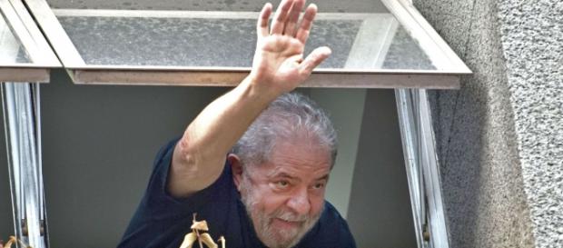Lula envuelto en un caso que sacude a todo Brasil. Lula envuelto en un caso que sacude a todo Brasil.