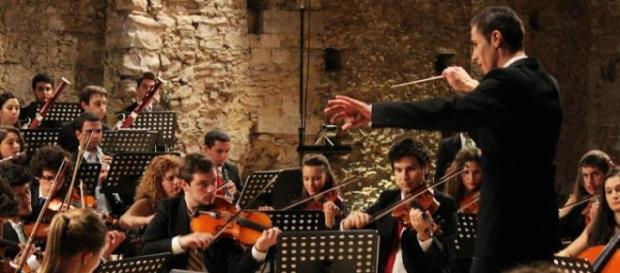 Maestro Diogo Costa a dirigir Orquestra de Cordas Maestro Diogo Costa a dirigir Orquestra de Cordas