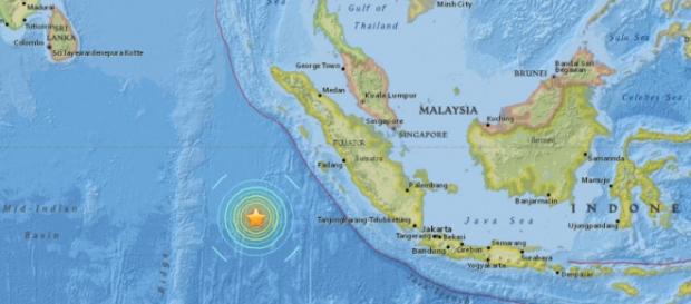 un terremoto de 7.9 grados sacudió a Indonesia un terremoto de 7.9 grados sacudió a Indonesia