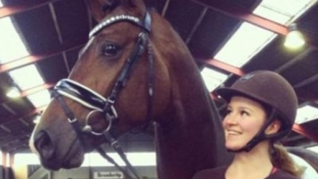 Alexandra Andersen di fianco al suo cavallo