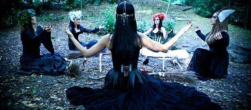 Brujas en el bosque, conjurando a la Madre Tierra