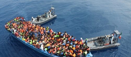 Guardia Costiera soccorre un barcone di migranti