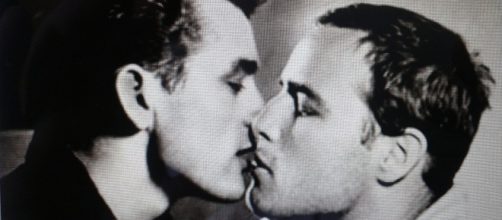 Il bacio di Marlon Brando e James Dean