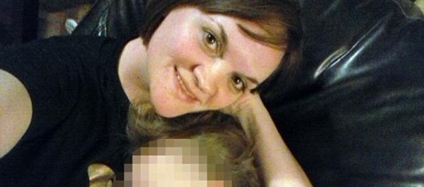 A mulher foi detida pelas autoridades policiais A mulher foi detida pelas autoridades policiais