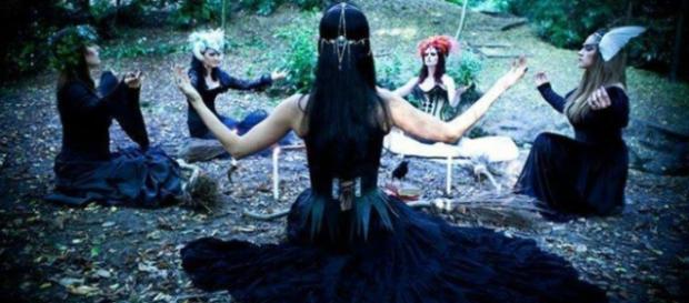 Brujas en el bosque, conjurando a la Madre Tierra Brujas en el bosque, conjurando a la Madre Tierra