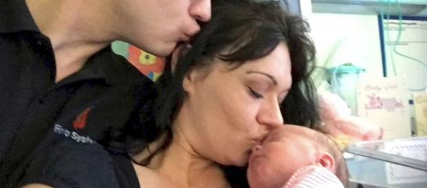 Casal britânico tem uma filha de apenas 8 semanas. Casal britânico tem uma filha de apenas 8 semanas.