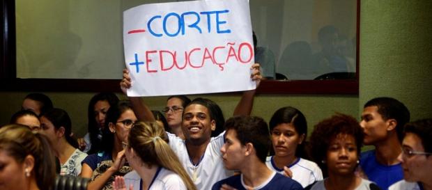 Democracia nunca foi para o povão: só elite. Democracia nunca foi para o povão: só elite.