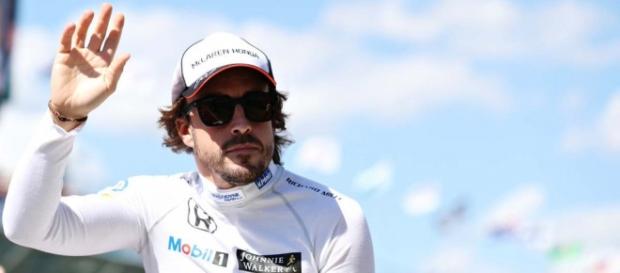 Fernando Alonso saluda a los aficionados después del accidente Fernando Alonso saluda a los aficionados después del accidente