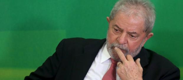 Lula escutando Dilma em cerimônia de posse Lula escutando Dilma em cerimônia de posse