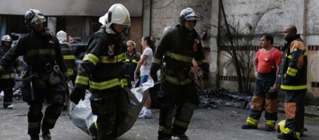 Queda de avião em SP deixa 7 mortos Queda de avião em SP deixa 7 mortos